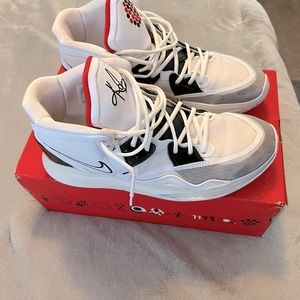 Kyrie Infinity - Size 13 - Kyrie’s last full released Nike shoe!